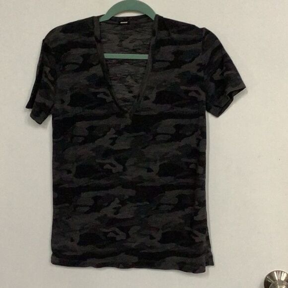 Monrow Camo V neck Short Sleeve Tee Size S​​ - Picture 1 of 4